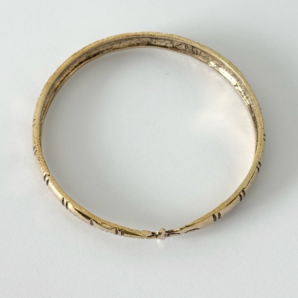 ✨ NEW ✨ Etched Fish Bangle Bracelet - Picture 2 of 3